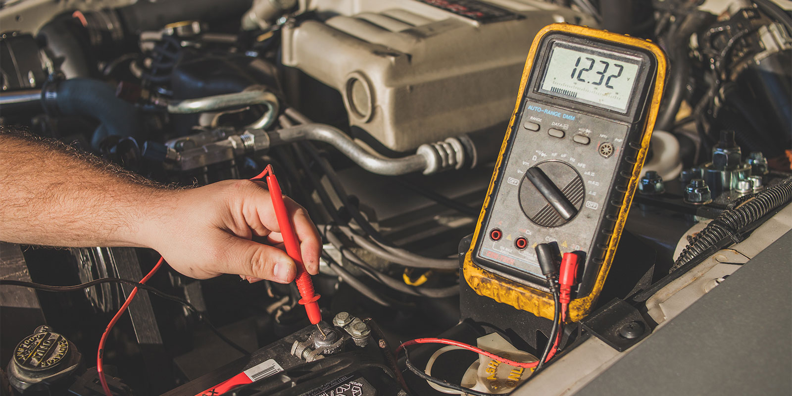 Как проверить работоспособность. Проверка напряжения АКБ трактора. How to Test a car Battery with Multimeter Tester.