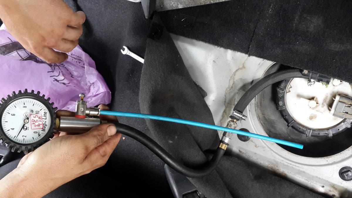 Как промыть бак автомобиля: Как почистить бензобак машины от грязи и ржавчины без помощи сомнительных присадок - Лайфхак