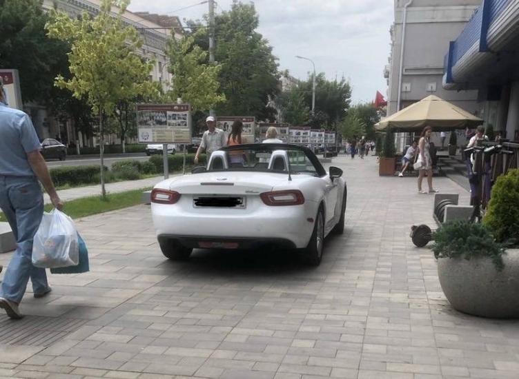 Заезд на тротуар: ПДД, определение, штрафы за остановку и езду :: Autonews