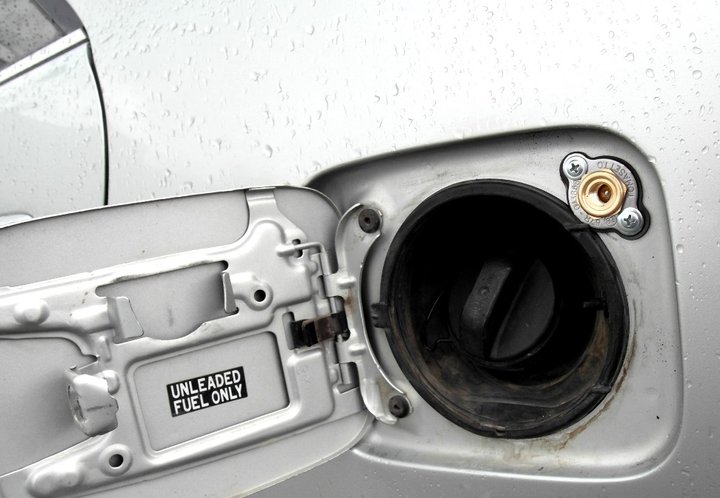 Не закрывается крышка бензобака: , ... - Toyota Avensis -