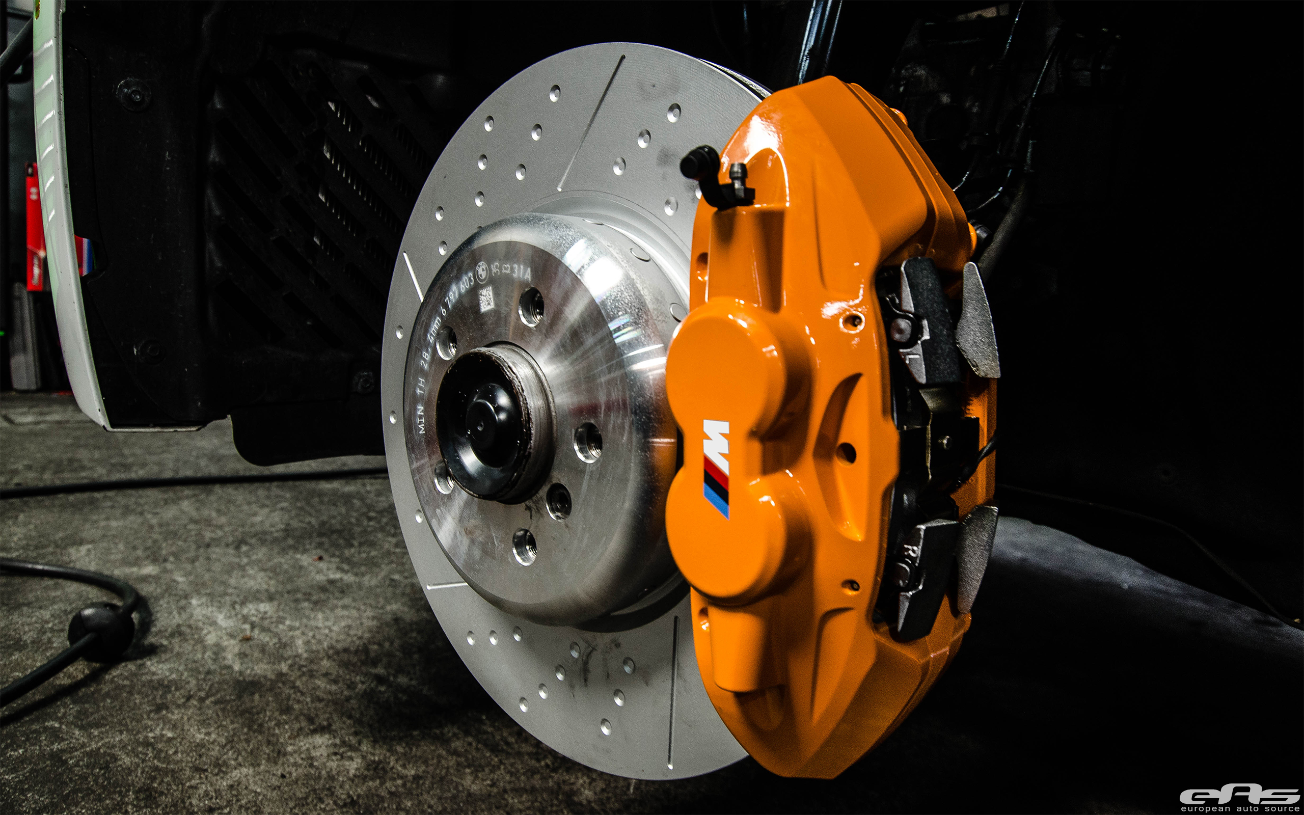 Фото тормозного. Тормозная система BMW m4. BMW f30 Brakes. BMW f30 Brakes Standart. BMW f15 желтые суппорта.