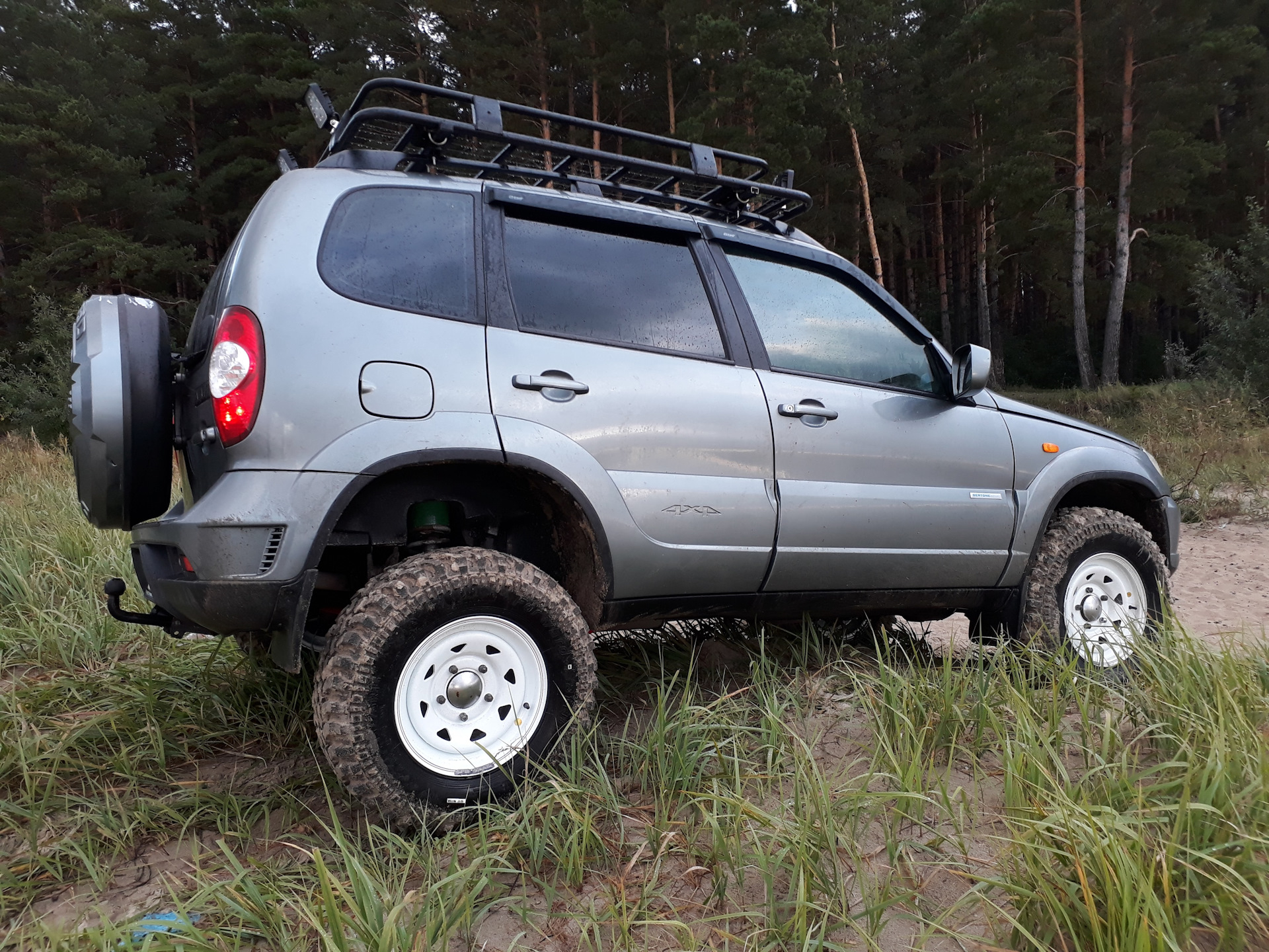 Поставил на ниву шевроле. Chevrolet Niva лифт 50. Лифт Нива Шевроле 30мм. Нива Шевроле драйв 2. Chevrolet Niva лифт под 235,75,15.