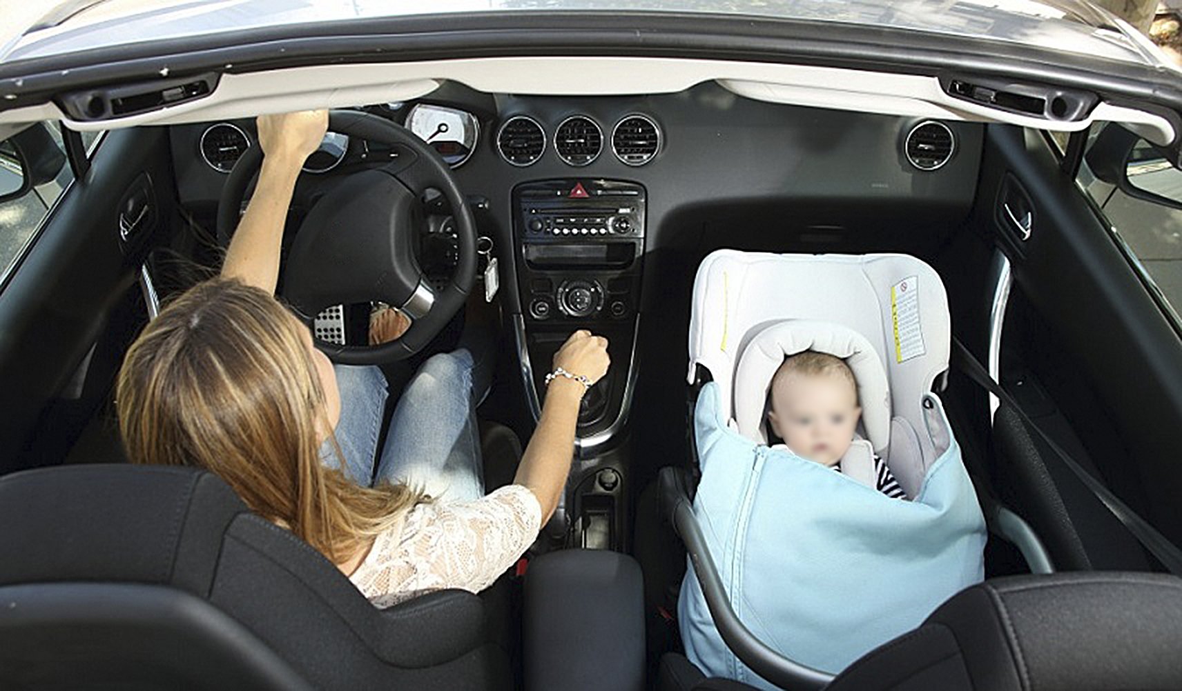 Можно ли возить детей без кресел. Детское кресло в машину на переднее сиденье. Автолюлька на переднем сидении. Кресло для новорожденных в машину. Люлька на переднем сиденье.