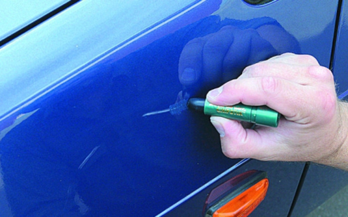 Как снять краску с автомобиля: Чем оттереть краску с машины, чтобы не повредить ЛКП?