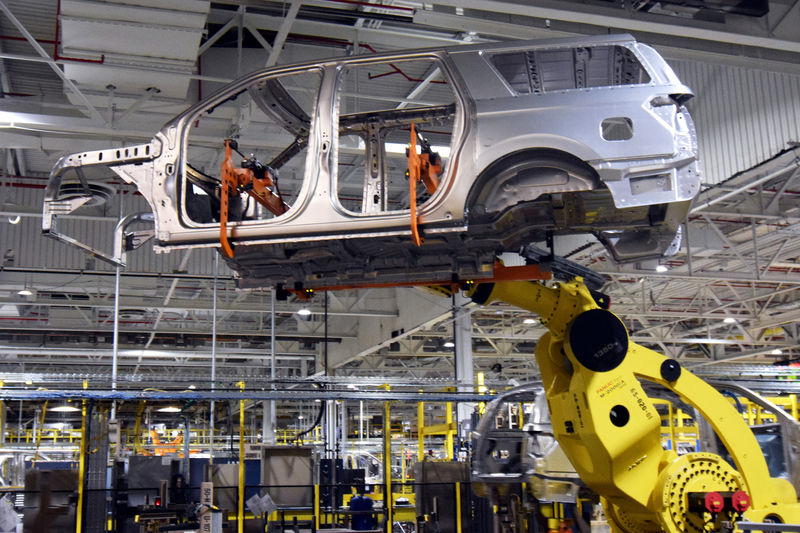 © Reuters. FILE PHOTO: A large robot nicknamed ÒKongÓ lifts the body of a Ford Expedition SUV at FordÕs Kentucky Truck Plant in Louisville