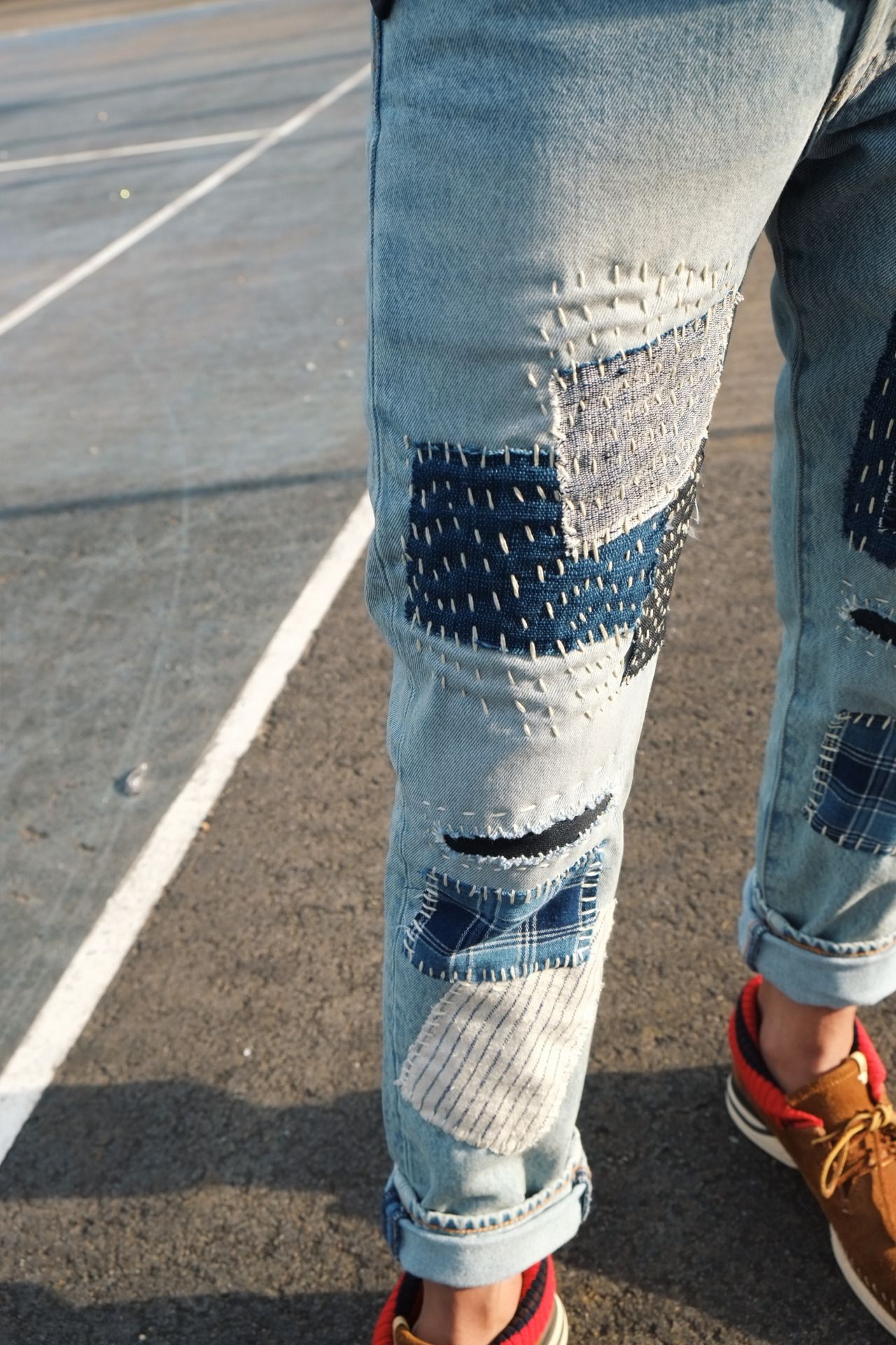 Заплатка на джинсы своими руками: как поставить меджу ног, декоративные заплатки
