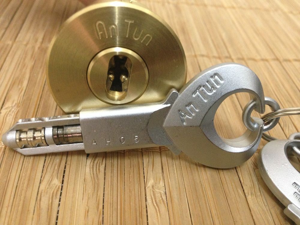 Lock this. Замок мультилок для входной. Личинка для замка Dead Bolt Master Lock. Deadbolt дверной замок. Замок Deadbolt электро.