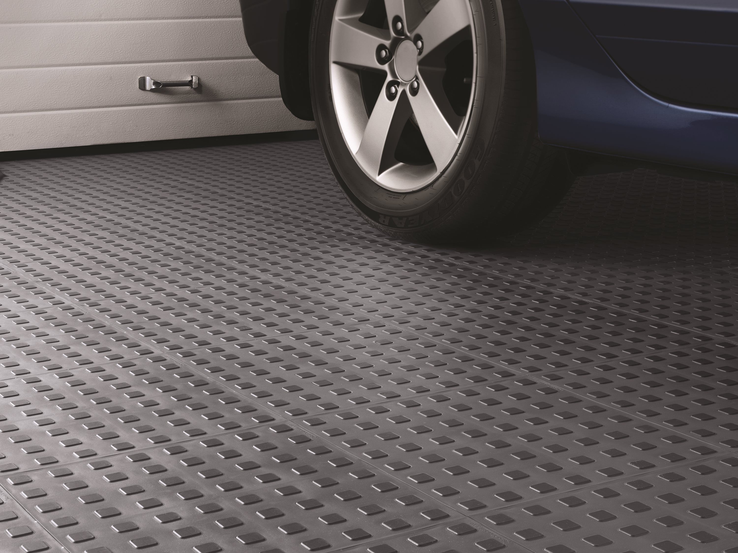 Покрытие на пол в гараж: Чем лучше покрыть бетонный пол в гараже?
