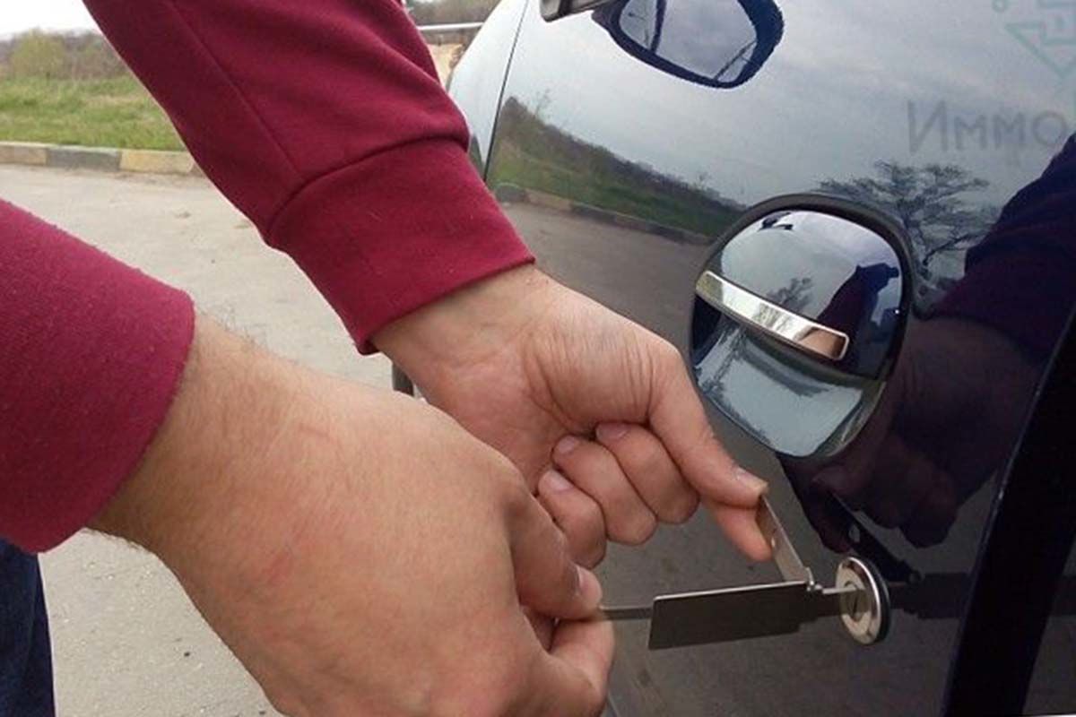 Оставил ключи в машине а она заблокировалась: Пять способов открыть случайно запертый автомобиль — Российская газета