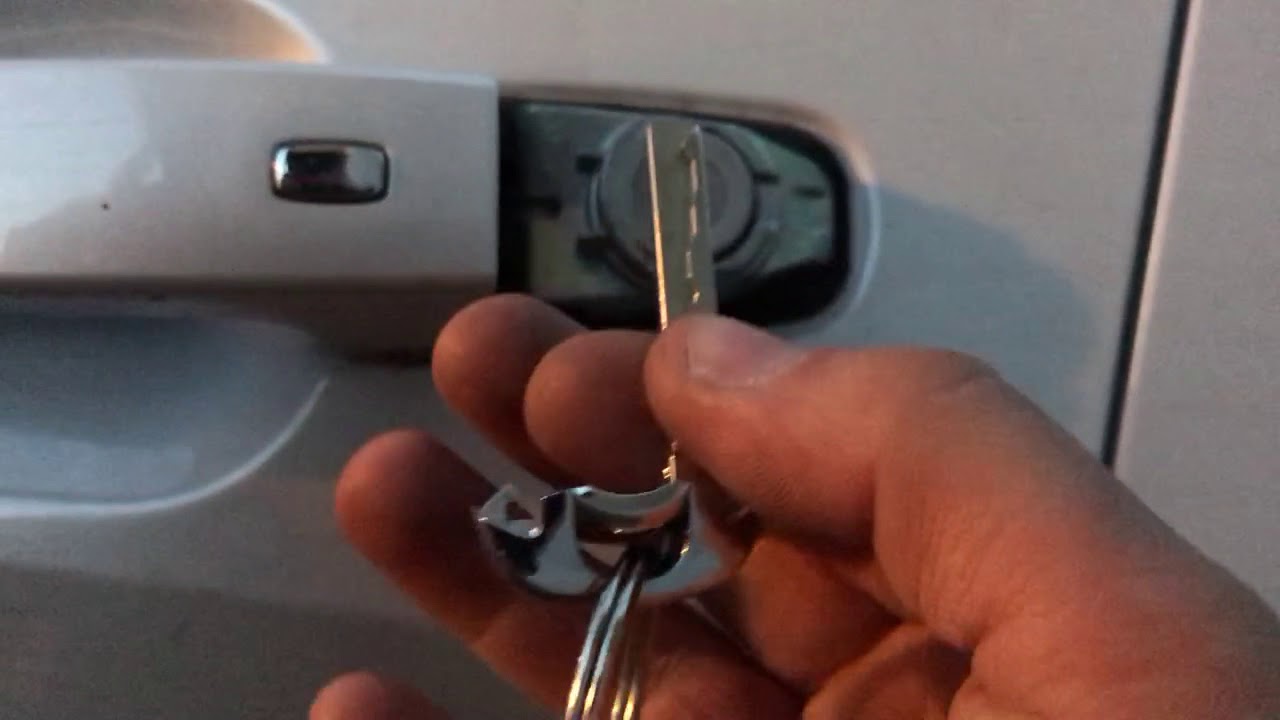 Закрылась машина ключи внутри как открыть видео: Пять способов открыть случайно запертый автомобиль