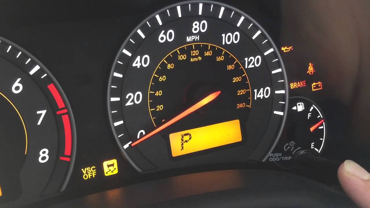 Maint reqd toyota. Чек двигателя на Тойоте королле. Maint..reqd   Тойота  Камри   2011. VSC Toyota Corolla. Check engine на Toyota Auris.