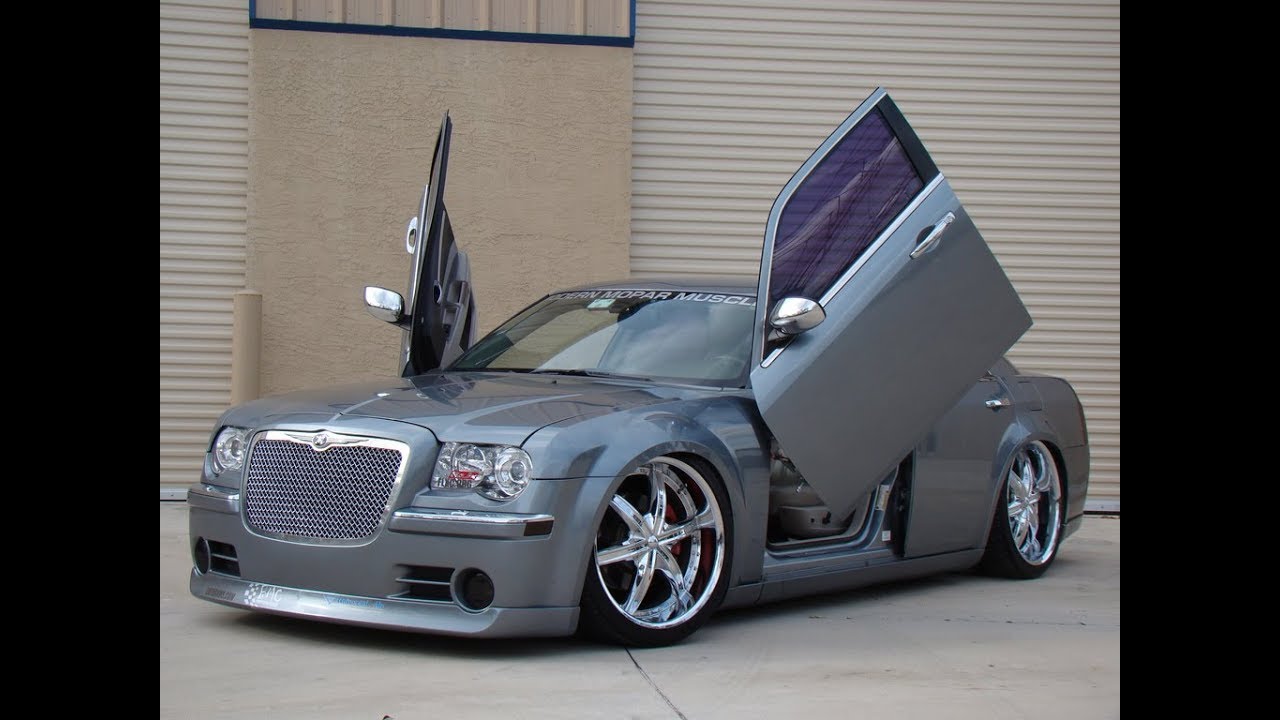 Тюнинг машин. Chrysler 300 Custom. Обвес на Крайслер 300с. Крайслер 300с auto Custom. Крайслер 300с с открытыми дверьми.