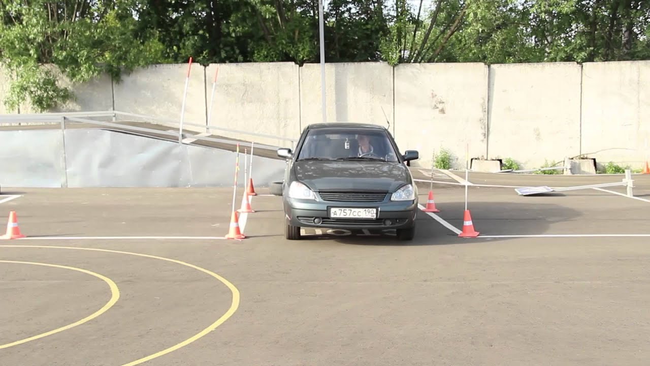 Автодром гараж для начинающих видео. Гараж автодром. Гараж в автошколе на автодроме. Заезд в гараж 90 градусов. Заезд задним ходом.