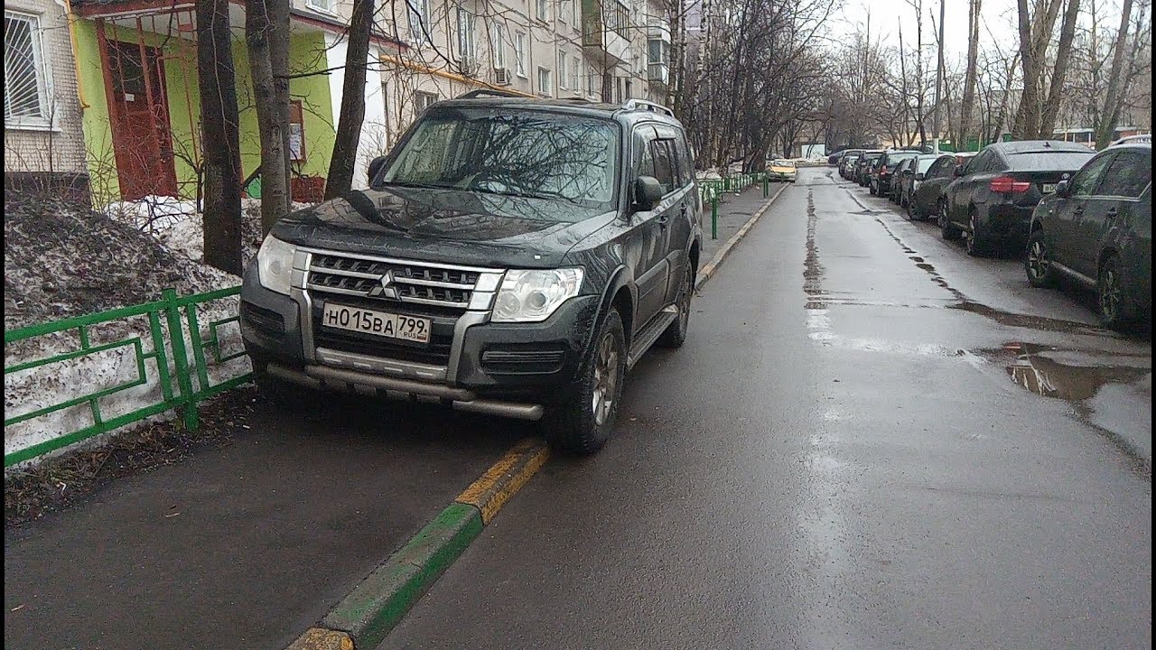 Машины на тротуаре во дворе. Автомобиль у тротуара. Машина на тротуаре. Парковка на тротуаре. Парковка на тротуаре во дворе.