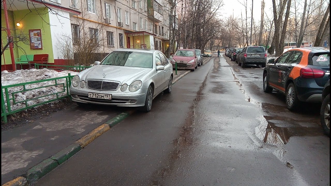 Парковка на тротуаре дома. Парковка на тротуаре. Парковка во дворе. Наставленные машины во дворе. Парковка на тротуаре во дворе.