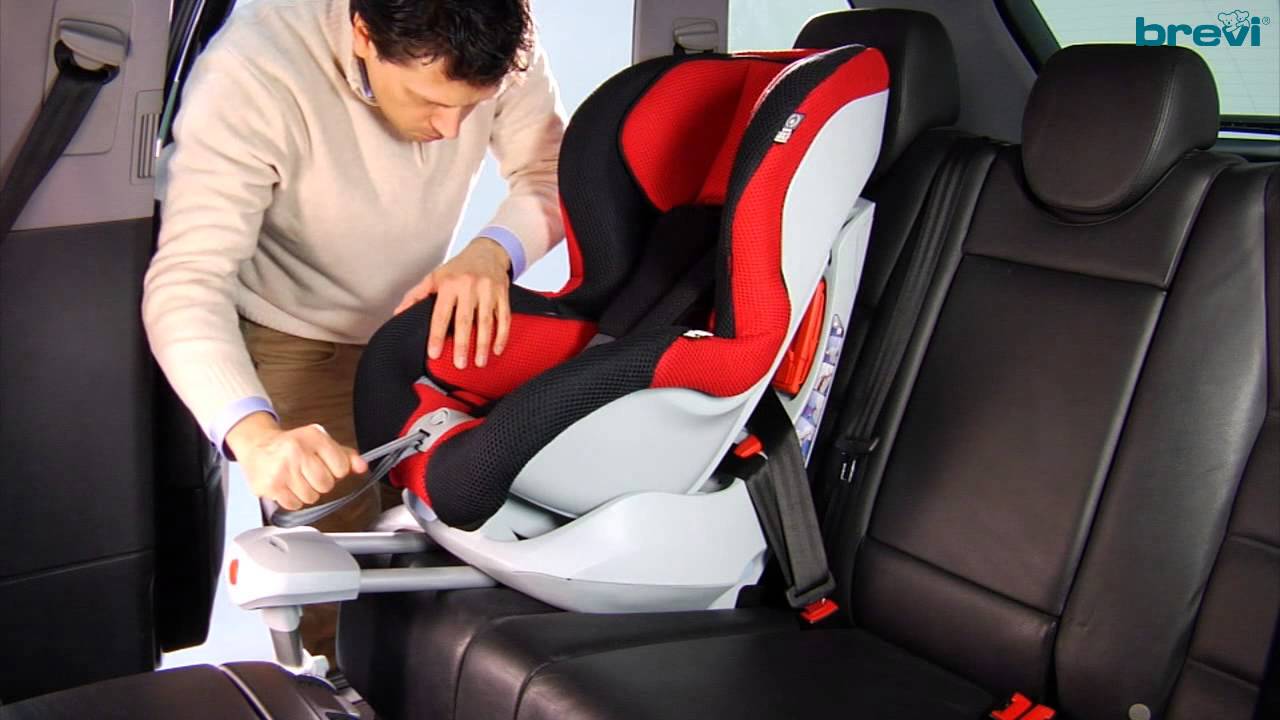 Поставить детское кресло в автомобиль на заднее сиденье