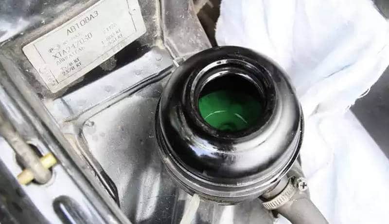 Почему пенится жидкость в бачке гидроусилителя: Пенится масло в гидроусилителе и что с этим делать