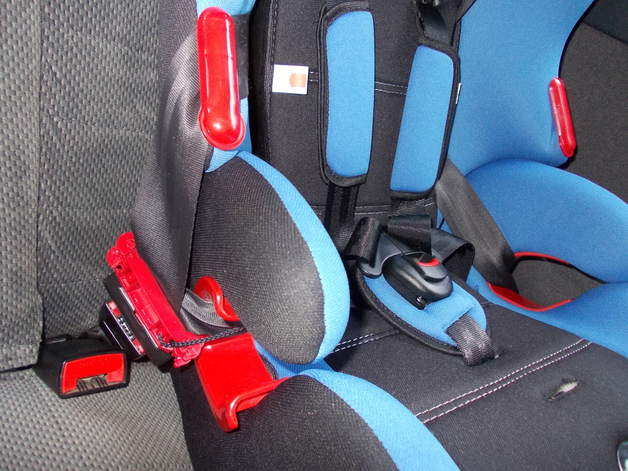 Как крепятся сидения в автомобиле. Ребенок пристегнут ремнем безопасности.