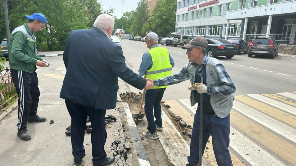 Пешеход на пешеходном переходе: Пешеходу на зебре надо уступить дорогу. А если он еще далеко? — журнал За рулем