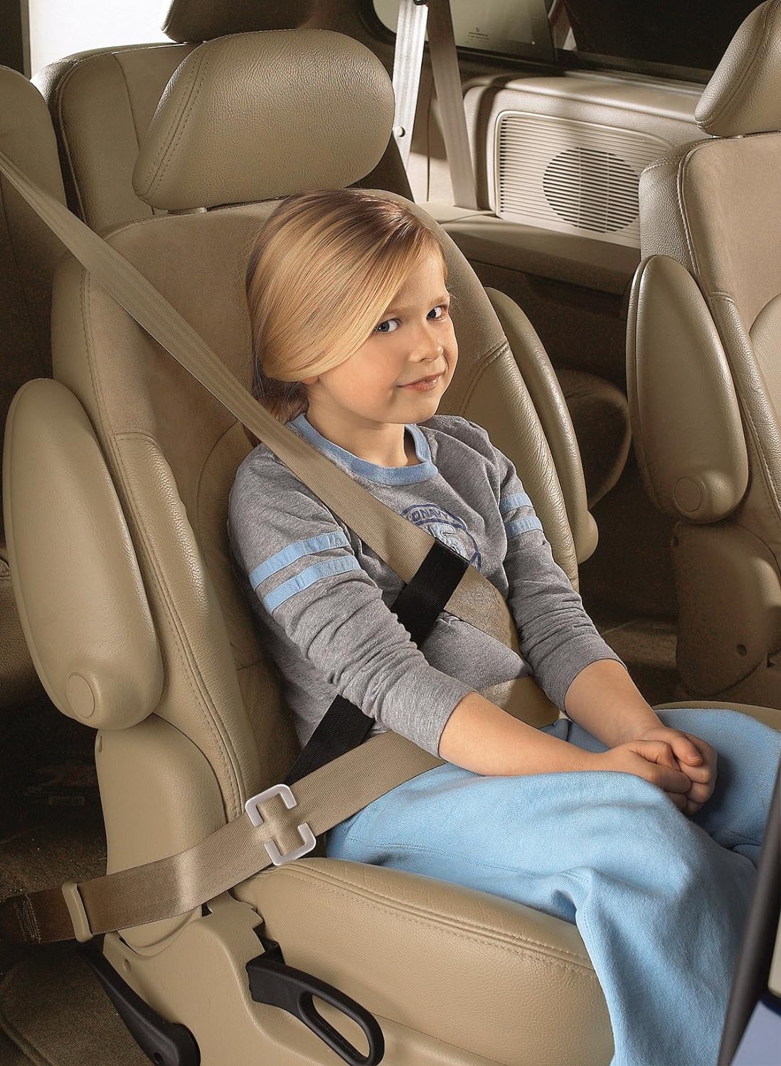 Пристегиваем ребенка в машине. Детские ремни безопасности для автомобиля. Бустер для детей. Бустер на ремень безопасности для детей. Дополнительный ремень для бустера.