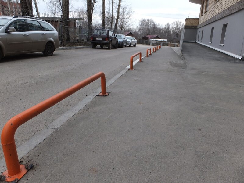 Антипарковочные столбики во дворах правила размещения: Как установить парковочные ограничители во дворе дома?