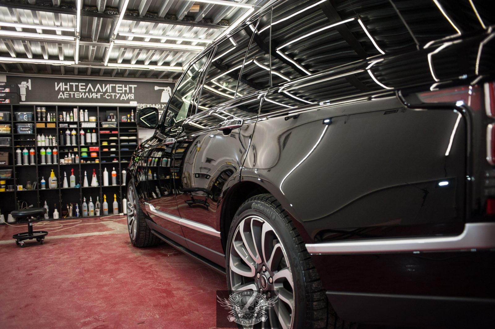 Detailing center. Рендж Ровер на мойке. Моренди детейлинг Москва. Детейлинг Рендж Ровер. Детейлинг студия в Америке.