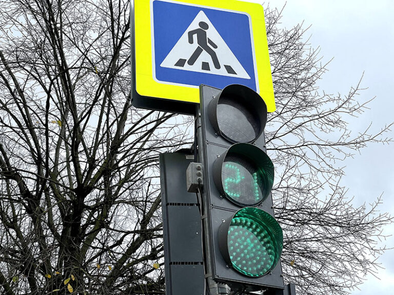 Установка светофора на пешеходном переходе: Установка светофоров на пешеходных переходах на дорогах, имеющих более двух полос для движения в обоих направлениях (Астраханская область)