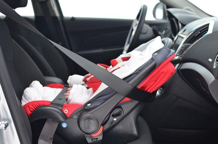 Установка автолюльки в машине на заднем сиденье: Как правильно установить автолюльку для новорожденных на заднее и переднее сиденье.