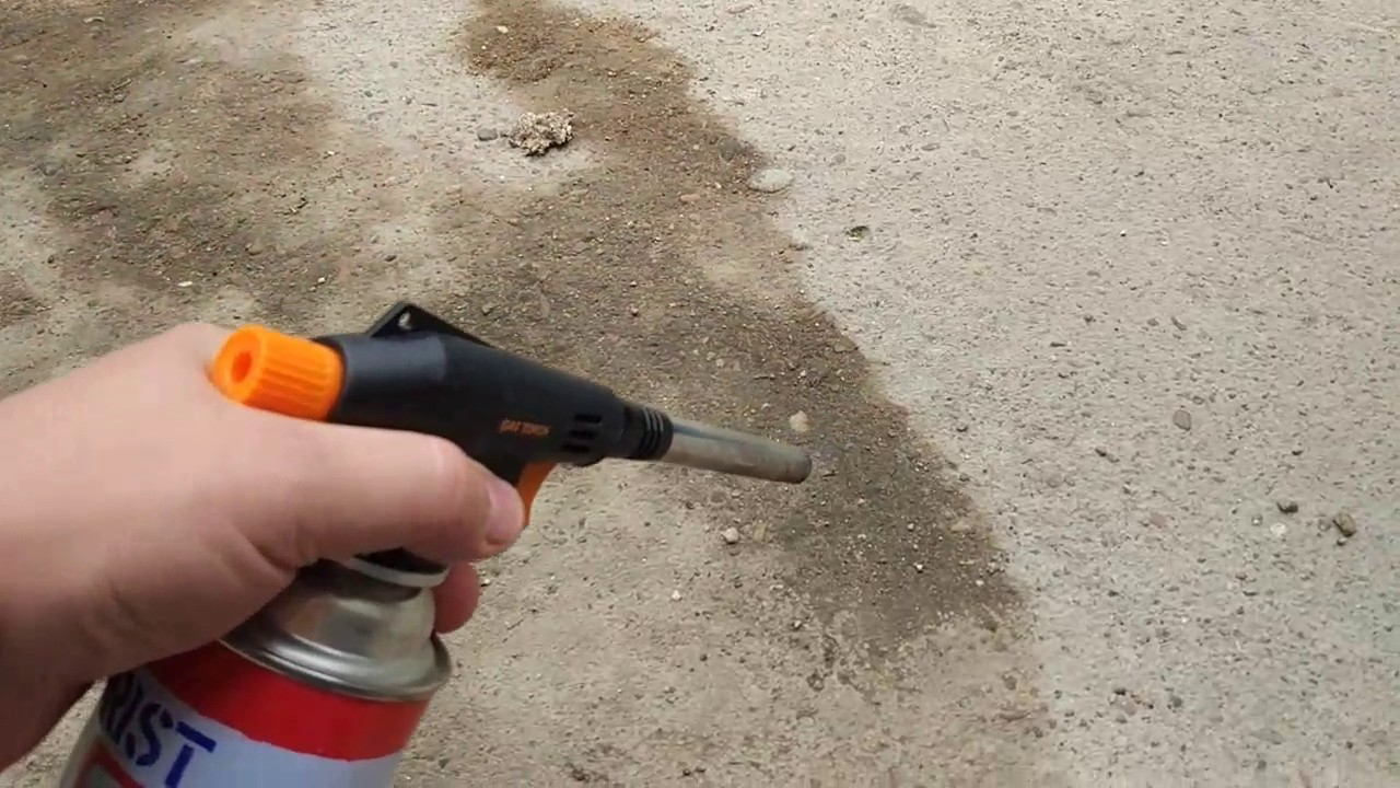 Чем отмыть масляные пятна. Масляное пятно на бетоне. Масло для бетона. Очиститель масляных пятен с асфальта. Очистить бетонную поверхность от масла.