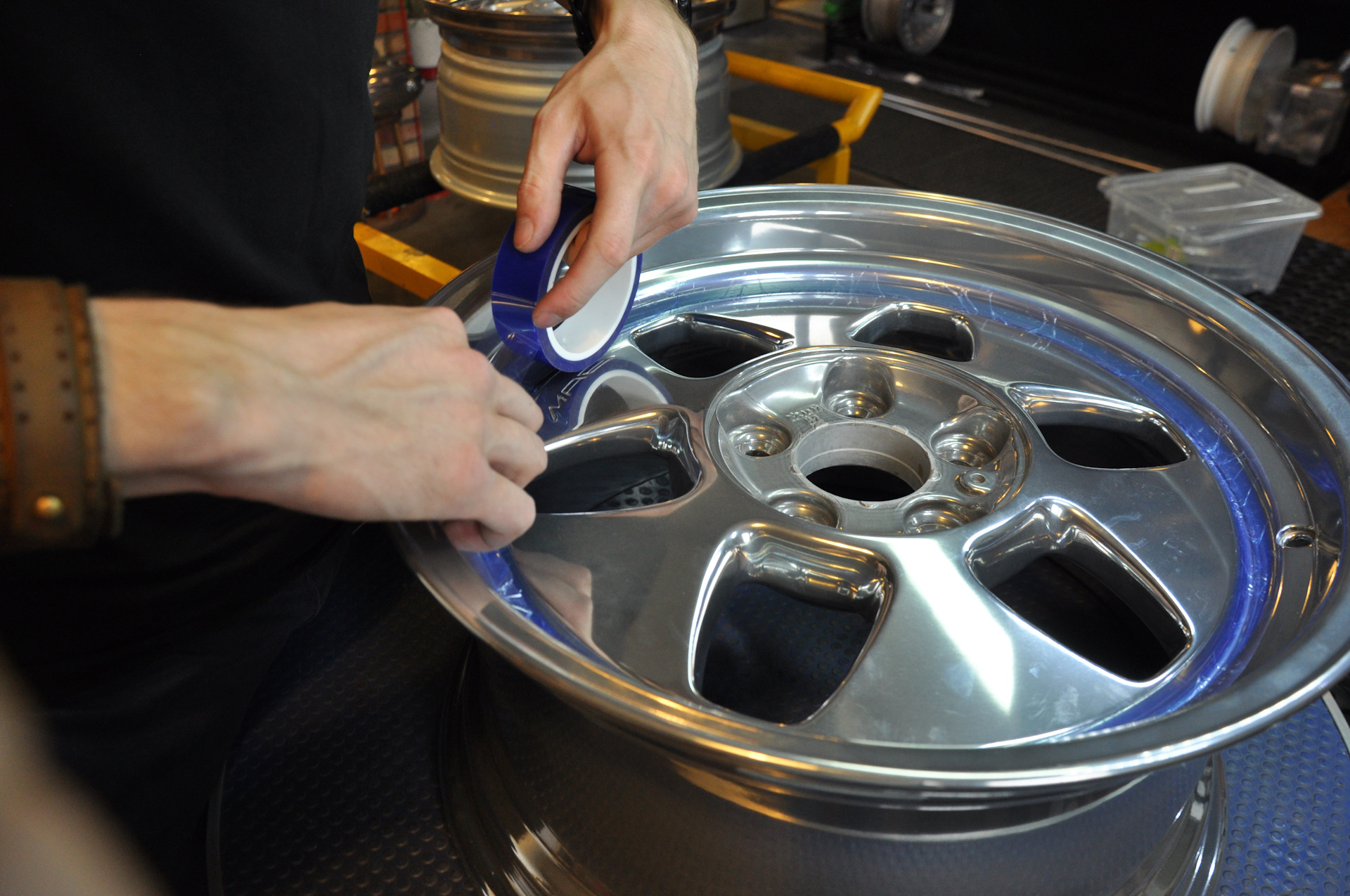 Как правильно покрасить автомобильные диски: Как покрасить диски на авто своими руками: пошаговая инструкция