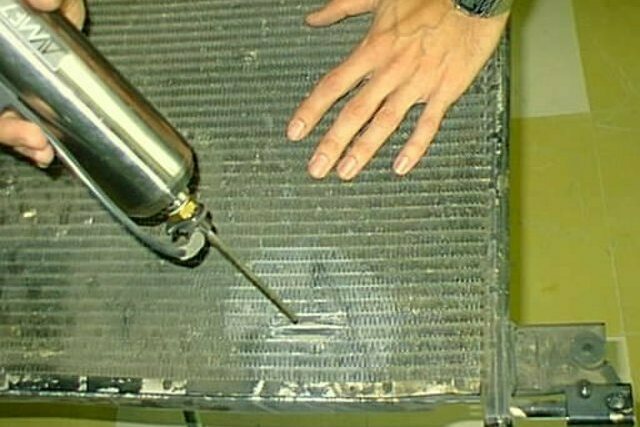 Чем заклеить радиатор охлаждения алюминиевый: Как заклеить алюминиевый радиатор автомобиля