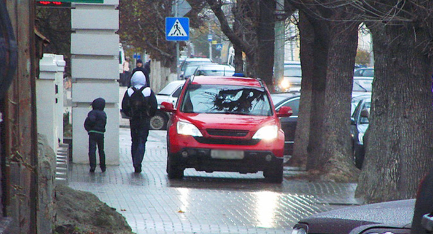 Сколько штраф за тротуар. Езда по тротуару. Езда по тротуару штраф. На машине по тротуару. Штраф за парковку на тротуаре 2023.