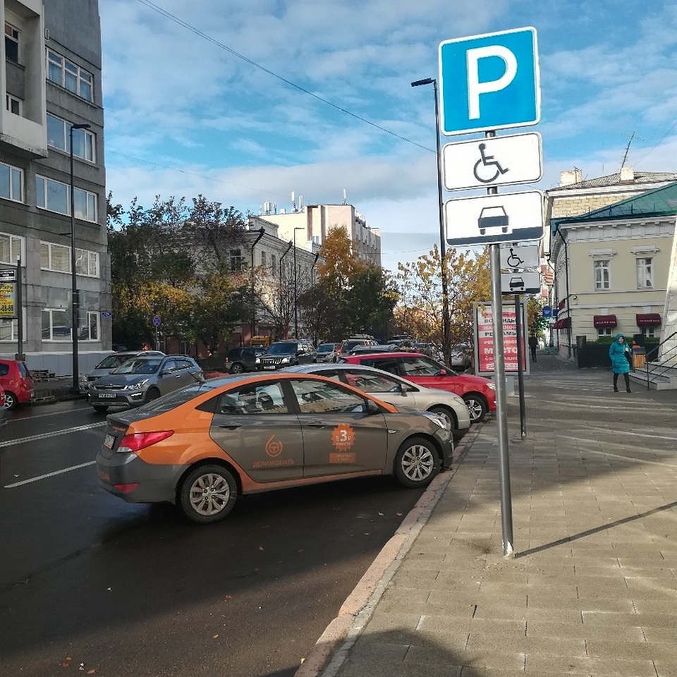 Можно ли парковаться на островке безопасности. Автохамы Красноярск. Припарковаться на Ильинке. Припарковаться на Добрынинской. Бесплатная парковка цветной бульвар.