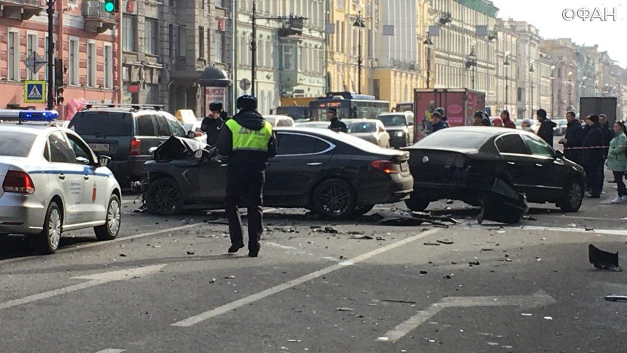 В питере попали. ДТП на Литейном проспекте сейчас. Страшная авария на Невском. Санкт Петербург виновница ДТП. Санкт Петербург DBYJDYBWF LNG.