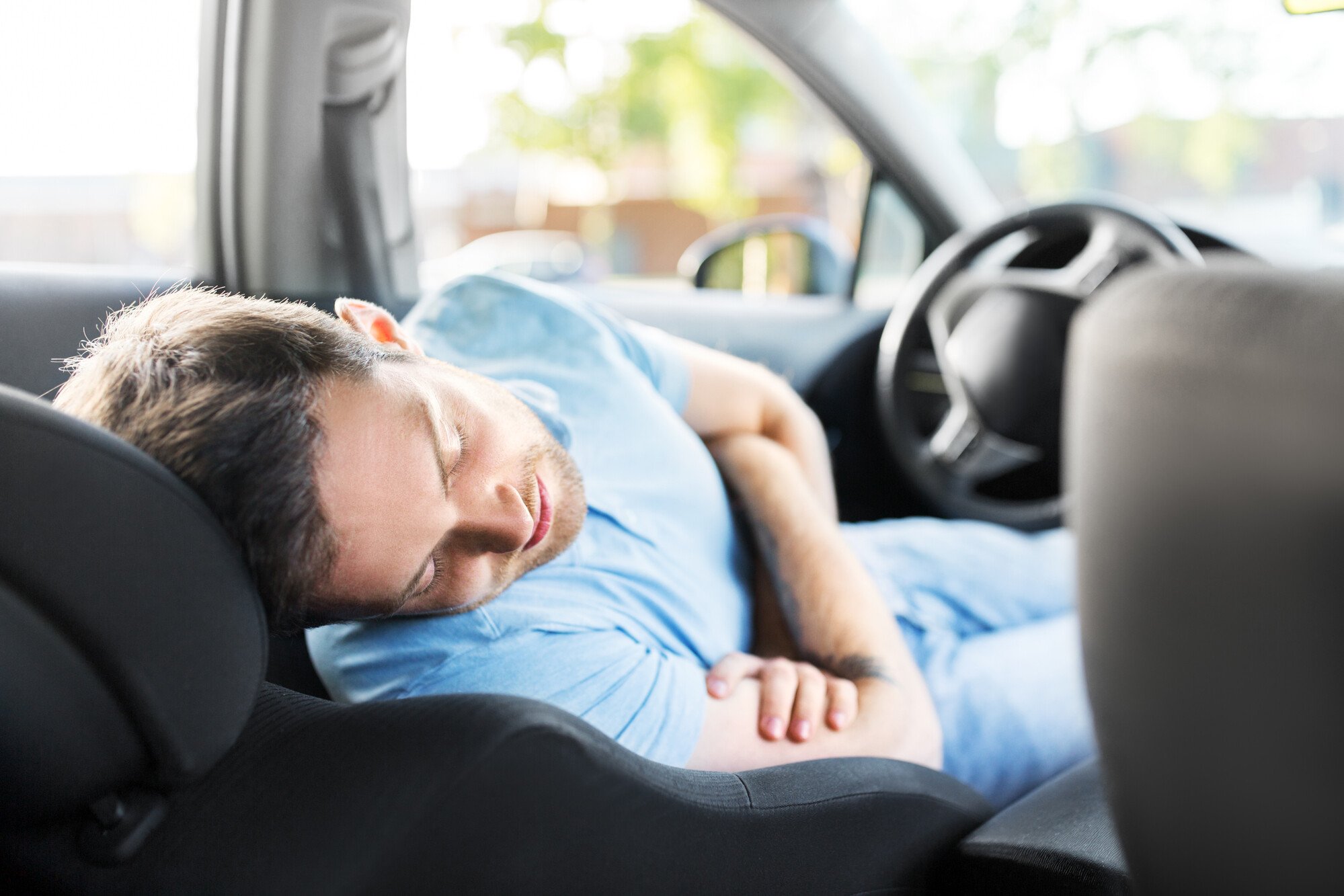 Уставшие от долгой дороги. Спящий водитель. Мужчина спящий в машине.