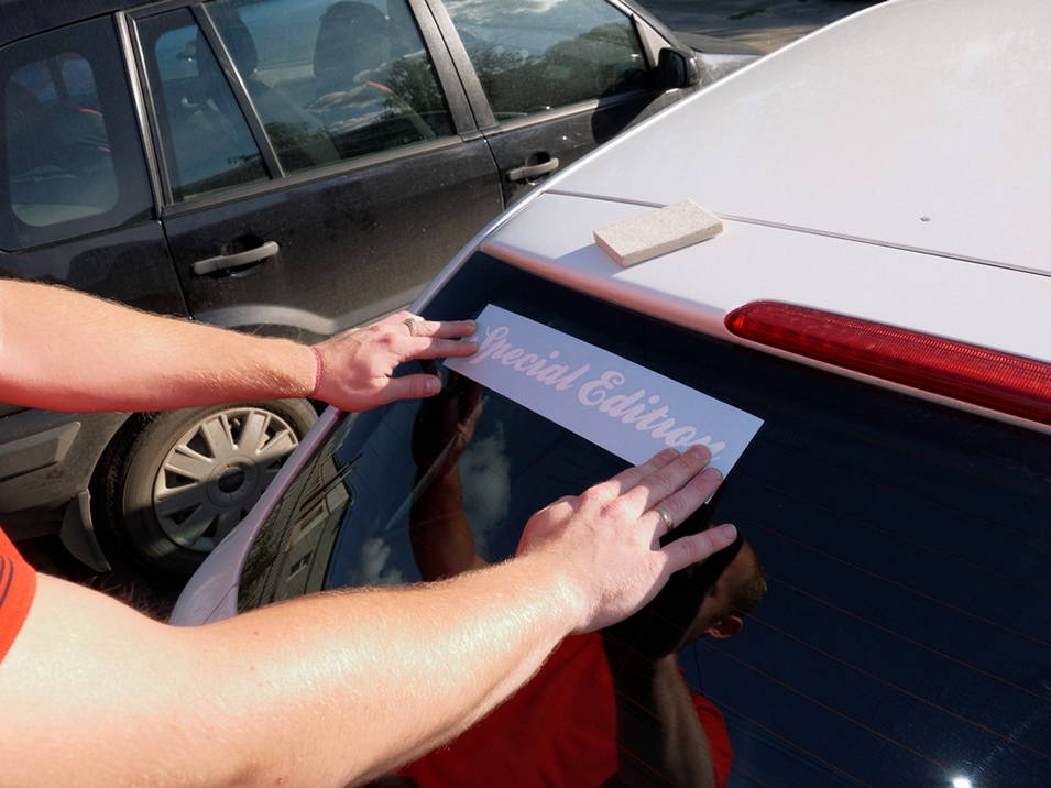 Как снять наклейку с машины со стекла: 5 способов бесследно удалить наклейки со стекла авто