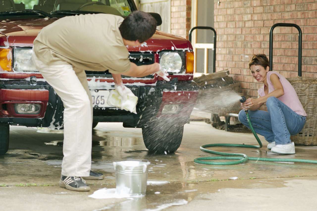 Мыть машину в частном доме. Мойка автомобиля. Мытье машины. Моет машину. Профессиональная мойка машины.