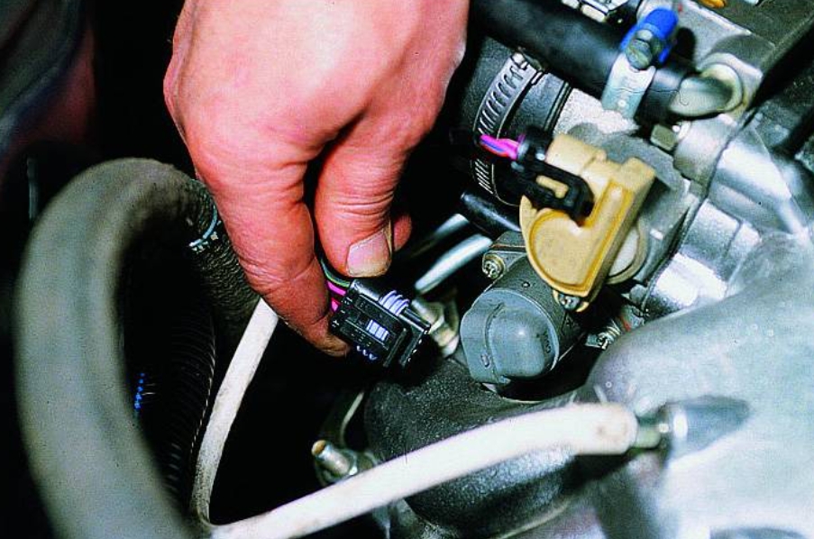 Машина глохнет при нажатии на газ: Почему машина с инжектором глохнет на холостых 🦈 avtoshark.com