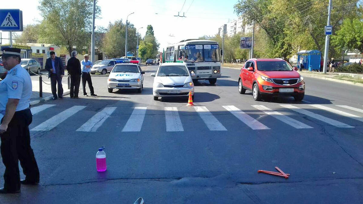 Сбитая женщина на пешеходном переходе. Сбили женщину на пешеходном в Оренбурге. Пешеходы в Оренбурге. В Оренбурге сбили на пешеходном переходе. Сбили пешехода на пешеходном переходе Оренбург.