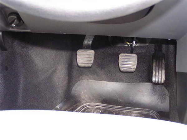 Где газ где тормоз в машине автомат: Предназначение и расположение педалей в машине