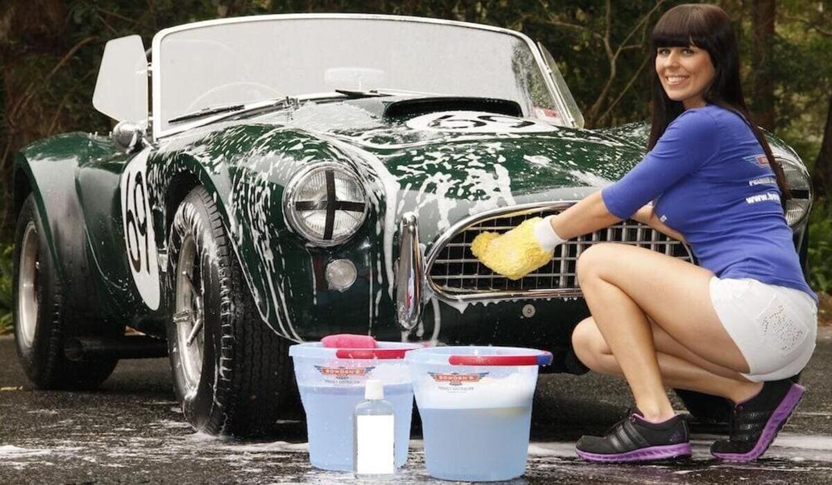 Mary is washing the car. Ухаживаешь за автомобилем?. Чистота в машине. Советы по уходу за автомобилем. Фартовые машины.