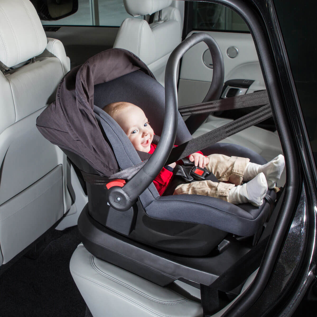 Как пристегнуть люльку. Автолюлька для новорожденных в машине. Автомобильная люлька для новорожденных в машину. Автомобильное кресло для грудничков. Крепление автолюльки.