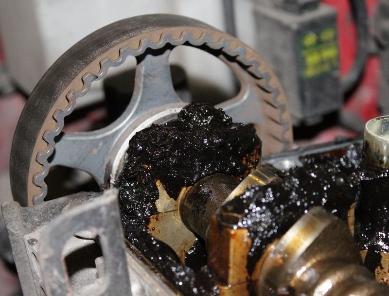 Почему моторное масло быстро темнеет: Почему, когда в двигателе темнеет масло, — это хорошо, а не плохо?