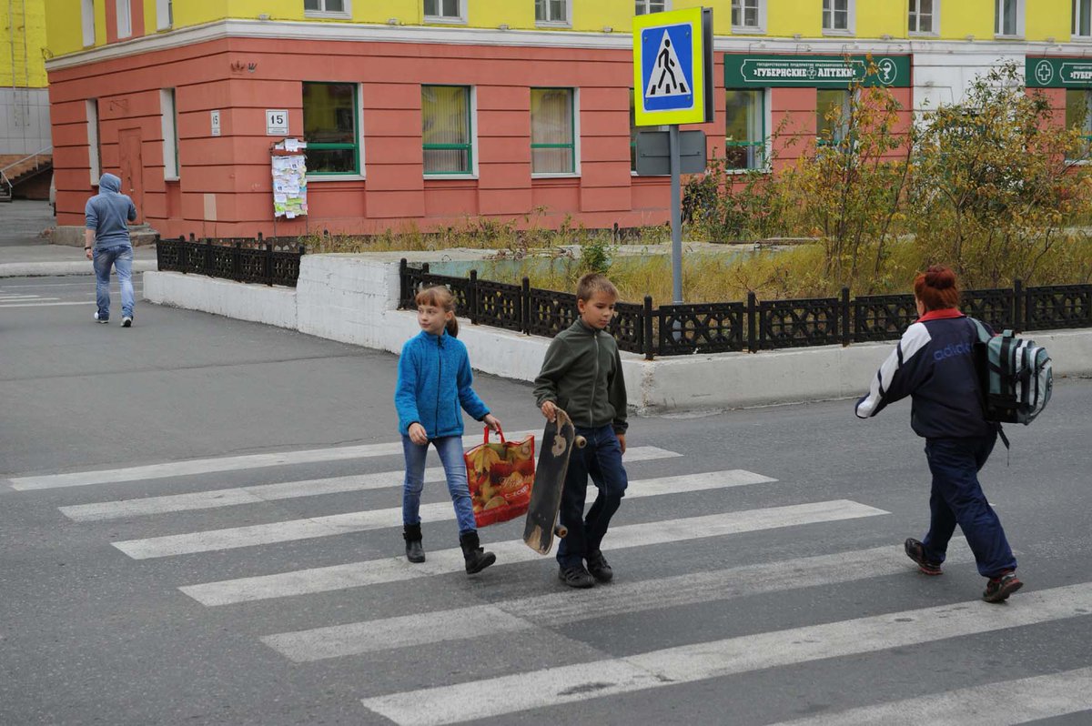 Пешеход на зебре правила: Пешеходу на зебре надо уступить дорогу. А если он еще далеко? — журнал За рулем