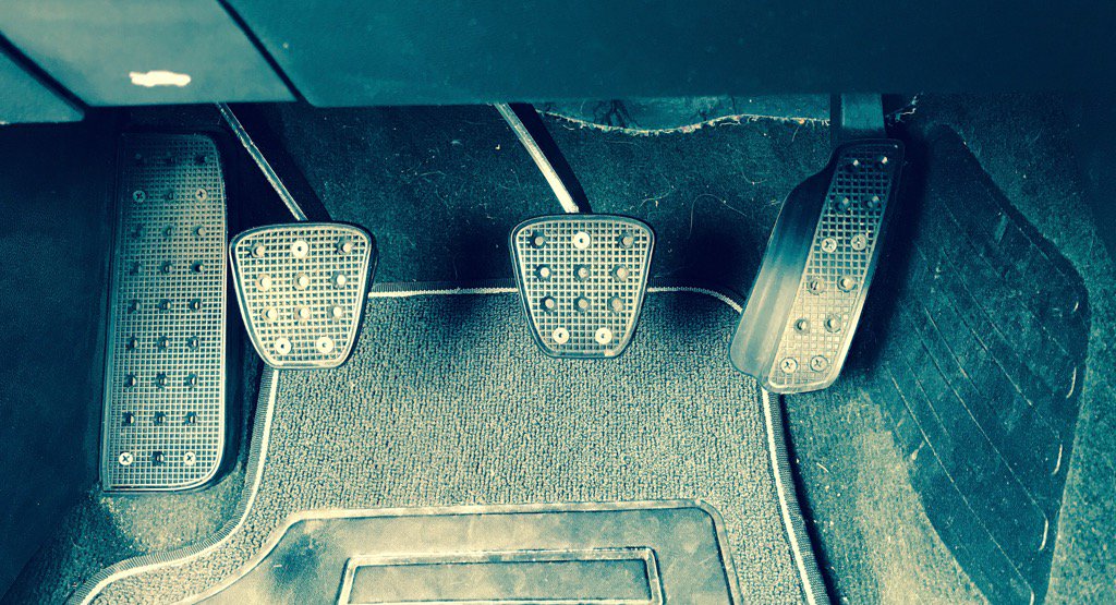 Как расположены педали в автомобиле: Предназначение и расположение педалей в машине