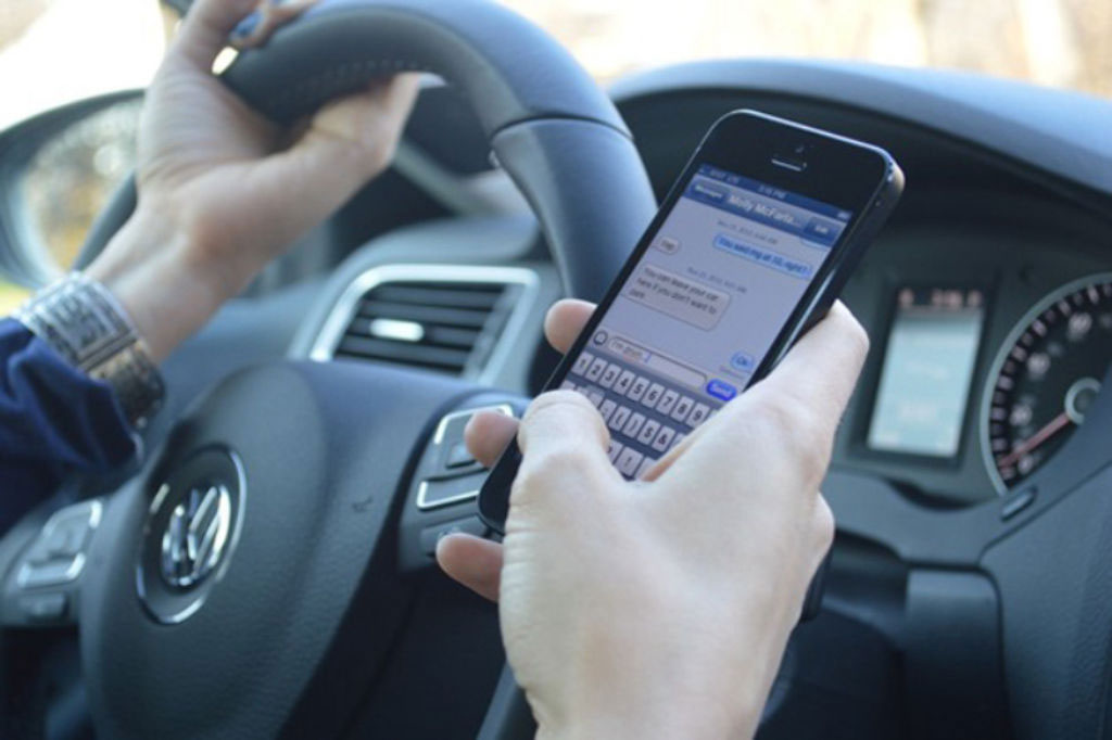 Разговор по мобильному за рулём: Штраф за разговор по телефону за рулём без hands-free, смс, чат