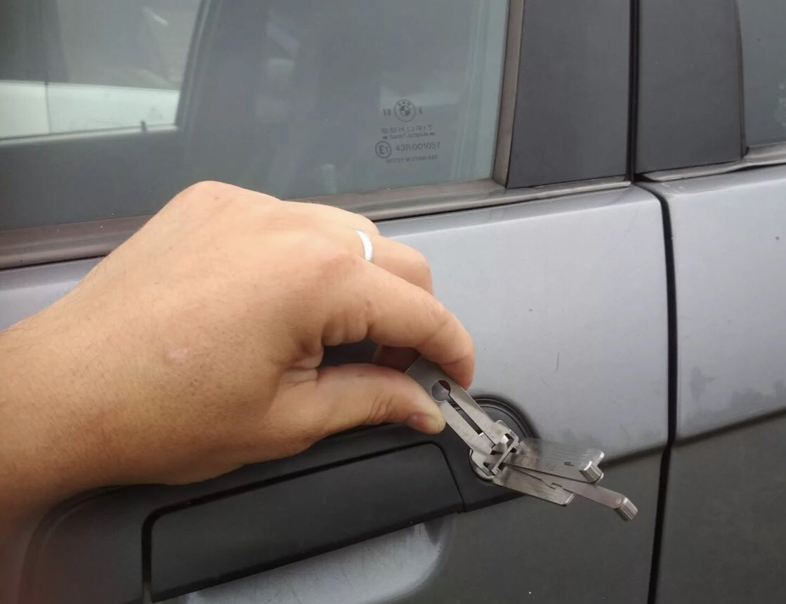 Машина закрылась ключи внутри как открыть: Машина закрылась, а ключи внутри. Как открыть?