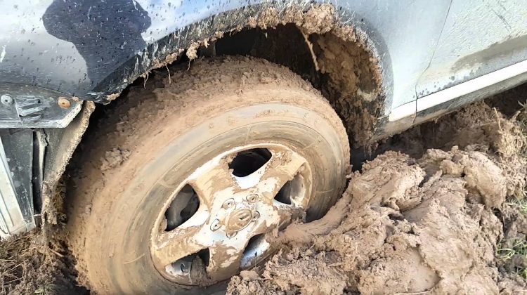 Машина застряла в грязи помощь: Семь способов вытащить машину из грязи — Российская газета