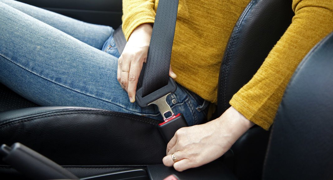 Непристегнутый пассажир: Кто должен платить штраф, если пассажир в автомобиле не пристегнулся