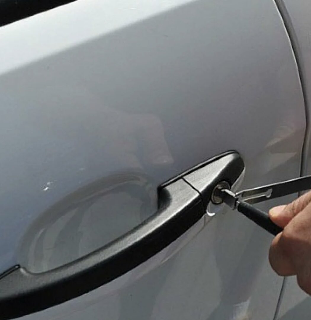 Как вскрыть дверь автомобиля: 6 простых способов попасть в запертую машину